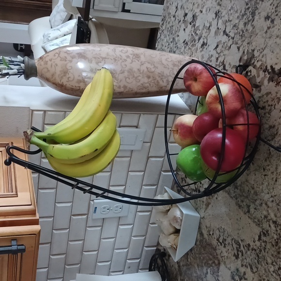 Wire Fruit Basket with removeable Banana Holder - Picture 2 of 13